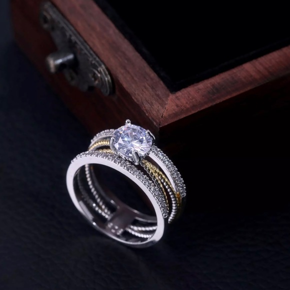 ✨Stunning Two Toned Ring ✨ - Picture 5 of 8